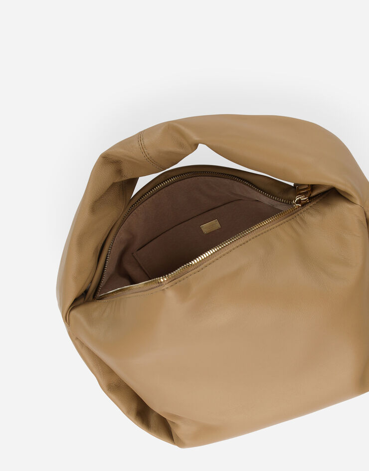 Dolce & Gabbana Маленькая сумка Soft из кожи наппа с фирменной пластинкой бежевый BB7321AF984
