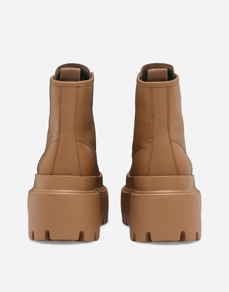 Dolce&Gabbana حذاء بوت برقبة للكاحل من جلد عجل مطاطي بيج CT0978AQ156
