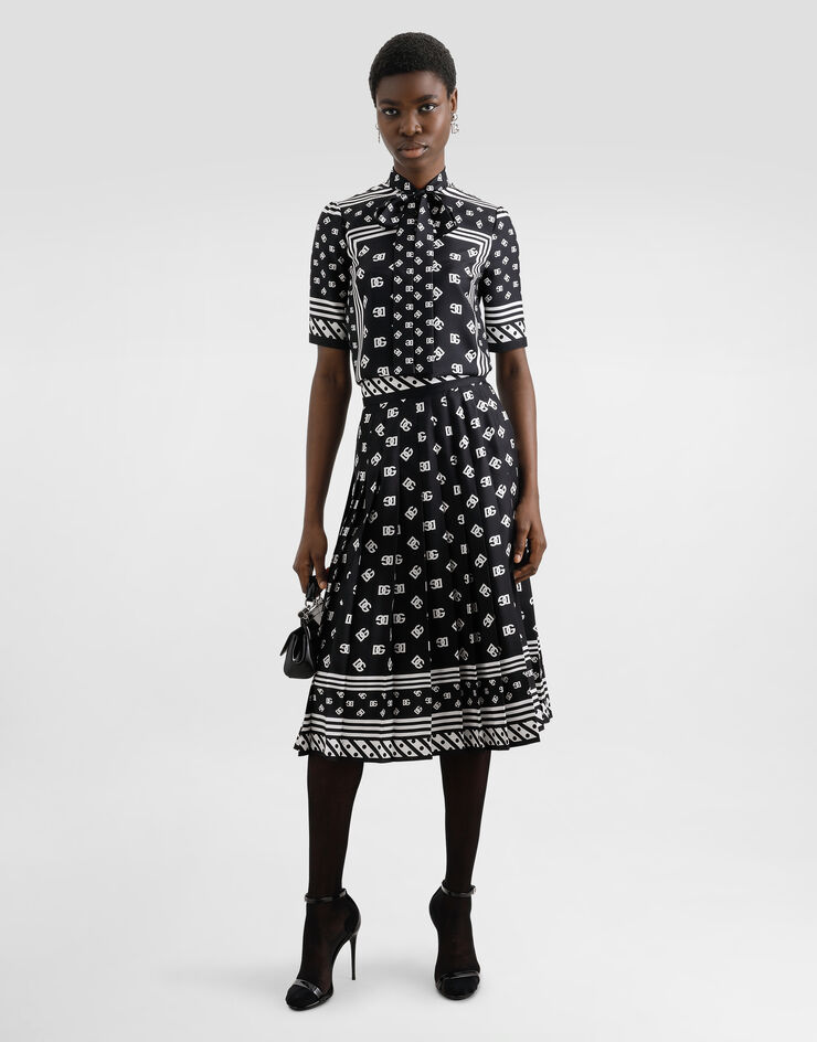 Dolce & Gabbana بلوزة حرير بأكمام قصيرة وربطة عنق فيونكة وطبعة وشاح شعار DG عليها بالكامل أسود F7AO0TGDCVJ