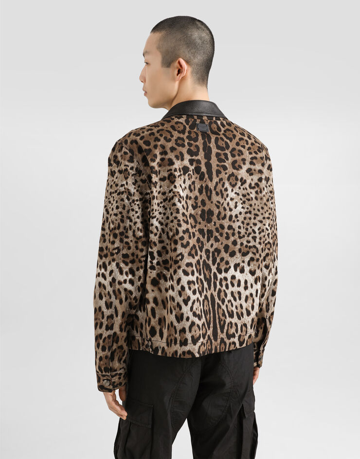 Dolce & Gabbana Jacke aus Baumwolle Leoprint mit Plakette Drucken G9BIOTFSFN4