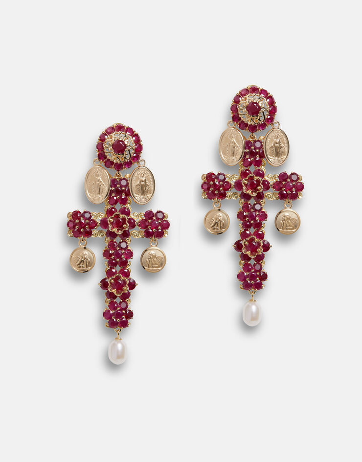 Dolce & Gabbana أقراط فاميلي بدلاية صليب ذهبي أصفر ومرصعة بياقوت ذهبي WEDC2GWRUB1