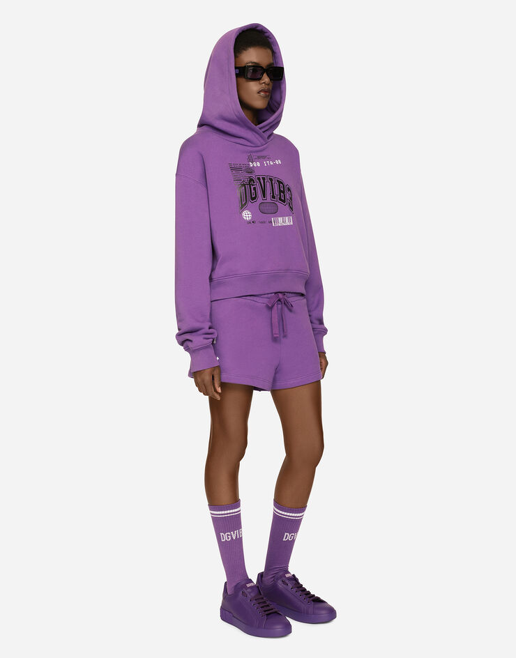 Dolce & Gabbana Shorts aus Baumwolljersey mit Print DGVIB3:<br>• Violett<br>• Normaler Bund mit Gummi- und Tunnelzug<br>• Seitentaschen<br>• Innenbeinlänge 5 cm bei Größe 40 IT<br>• Beinsaum 34 cm bei Größe 40 IT<br>• Das Model ist 175 cm groß und trägt Größe 40 IT<br>• Made in Italy DGVIB3 Violett FT003TG7K6Y