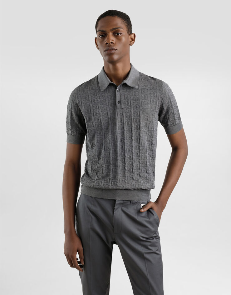 Dolce & Gabbana Poloshirt aus Seide mit DG-Logostickerei allover Grau GXZ15TJBSKE