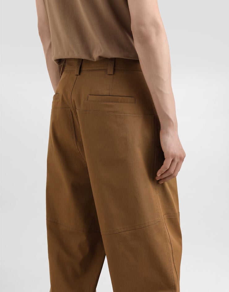 Dolce & Gabbana Cargohose aus Baumwolle mit Plakette Braun GP0RSTFUFL3