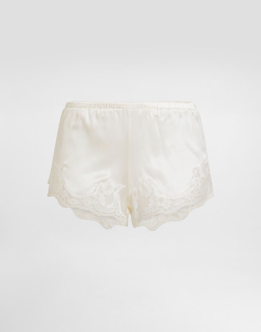 Shorts in satin with lace
