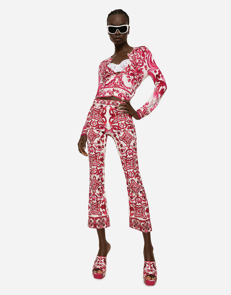 Dolce & Gabbana Trompetenhose aus Charmeuse Majolika-Print Mehrfarbig FTAG7THPABP