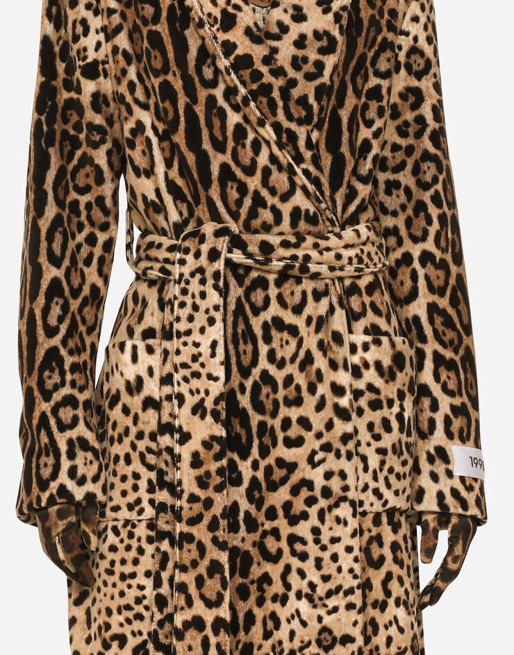 Dolce & Gabbana KIM DOLCE&GABBANA Manteau en éponge à imprimé léopard, ceinture et étiquette Re-Edition Imprimé Animalier F0C4PTGDBP6