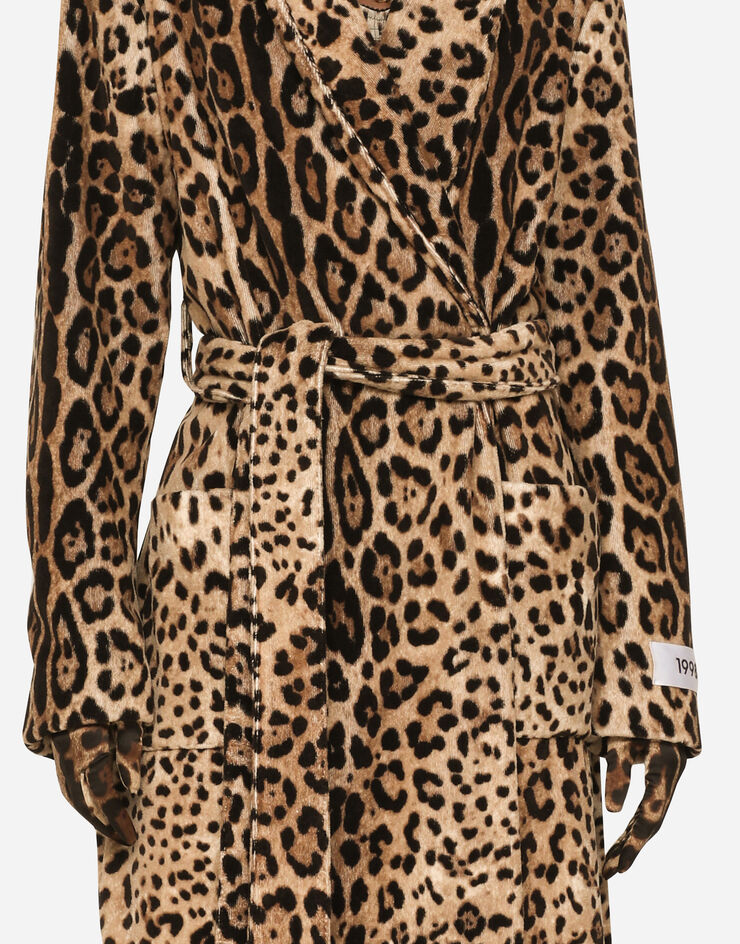 Dolce & Gabbana KIM DOLCE&GABBANA 腰带与 Re-Edition 标签豹纹印花毛巾布大衣 动物纹印花 F0C4PTGDBP6