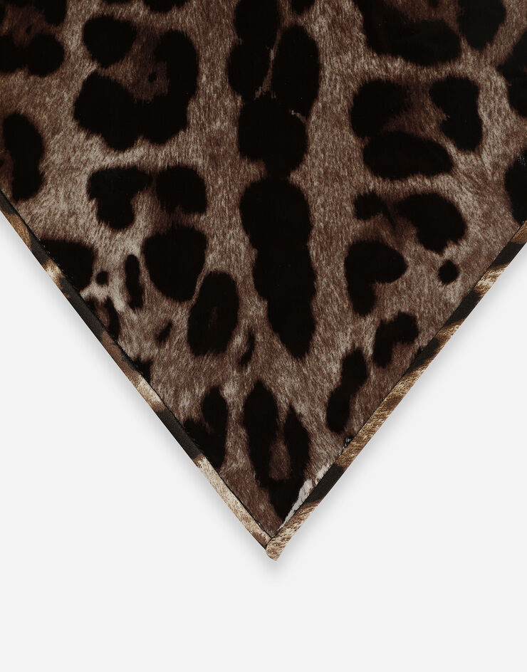 Dolce & Gabbana حجاب مثلثي ساتان مطلي بطبعة فهد مطبعة FS309AFSRNH