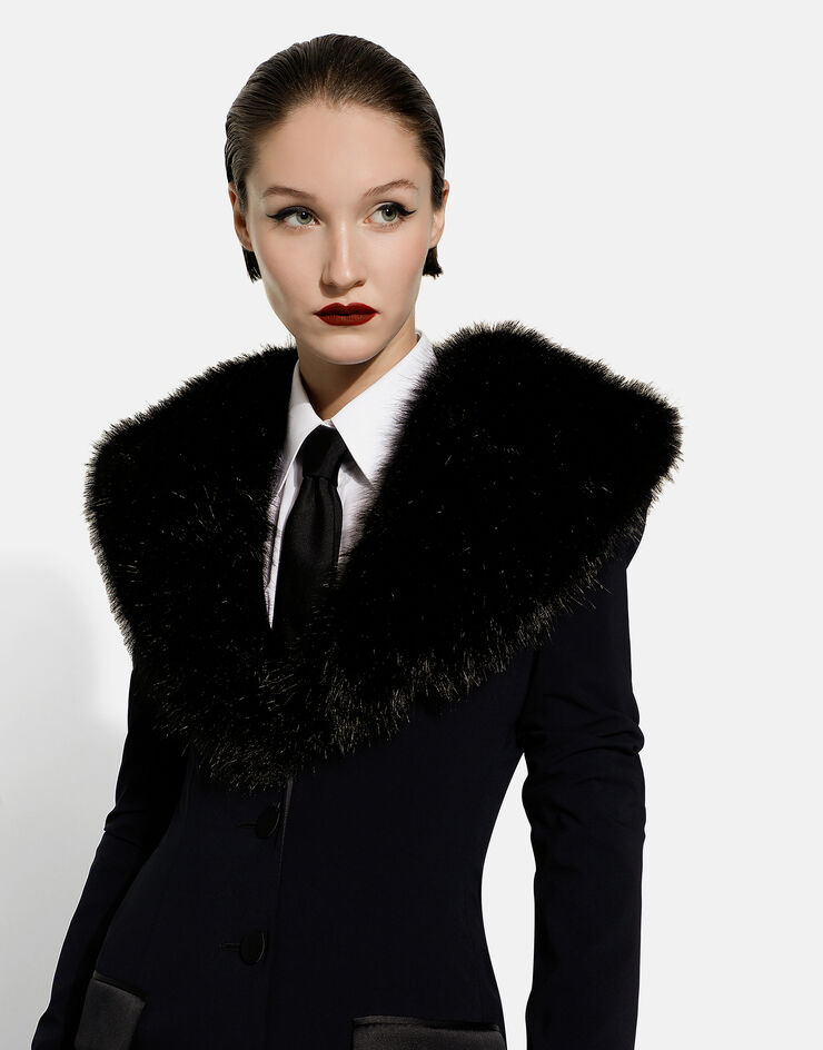 Dolce&Gabbana معطف طويل من حرير جورجيت بياقة فرو صناعي أسود F0W0VTFUAFZ