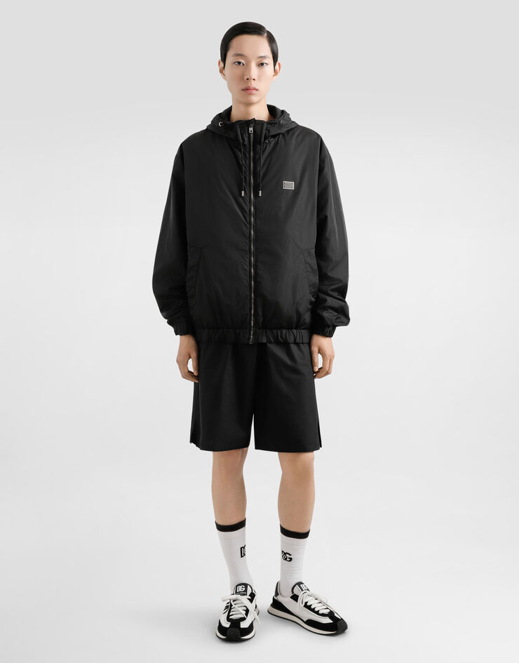 Dolce & Gabbana Kapuzenjacke aus technischem Gewebe mit Plakette Schwarz G9BGSTFUS22