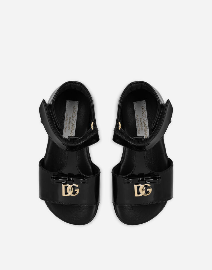 Dolce & Gabbana Сандалии для первых шагов из лакированной кожи с металлическим логотипом DG черный D20082A1328