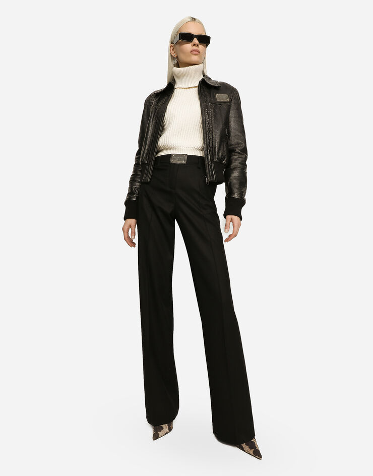 Dolce&Gabbana Pantalon flare en flanelle avec plaquette à logo Noir FTCZITGDBWV