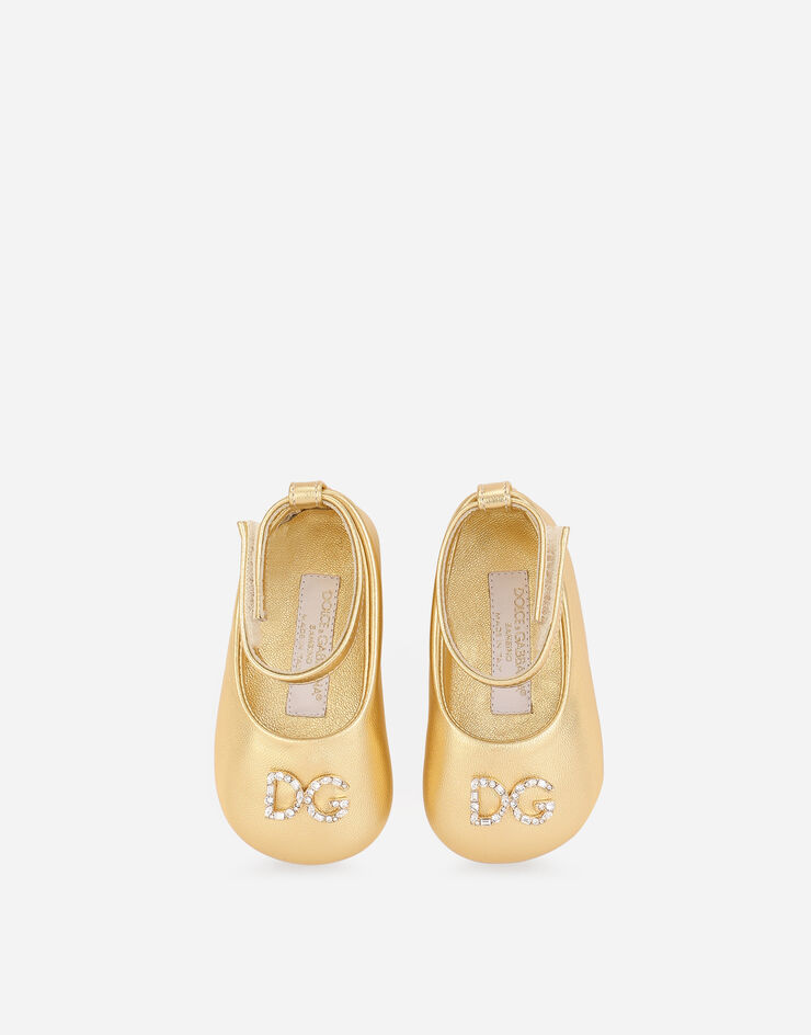 Dolce & Gabbana حذاء باليه مسطح لحديثي الولادة من جلد نابا ممعدن ذهبي DK0065A6C66