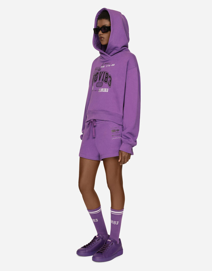 Dolce & Gabbana Shorts aus Baumwolljersey mit Print DGVIB3:<br>• Violett<br>• Normaler Bund mit Gummi- und Tunnelzug<br>• Seitentaschen<br>• Innenbeinlänge 5 cm bei Größe 40 IT<br>• Beinsaum 34 cm bei Größe 40 IT<br>• Das Model ist 175 cm groß und trägt Größe 40 IT<br>• Made in Italy DGVIB3 Violett FT003TG7K6Y