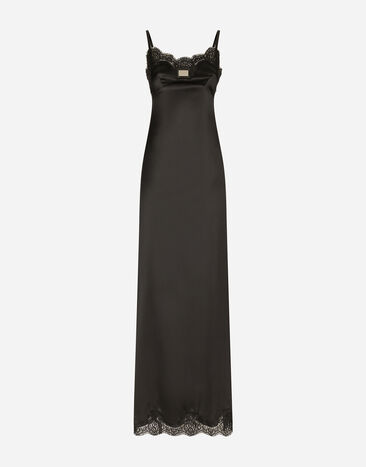 Dolce&Gabbana Langes Slip Dress aus Satin mit Dolce&Gabbana-Plakette Schwarz F6DAETFURAG