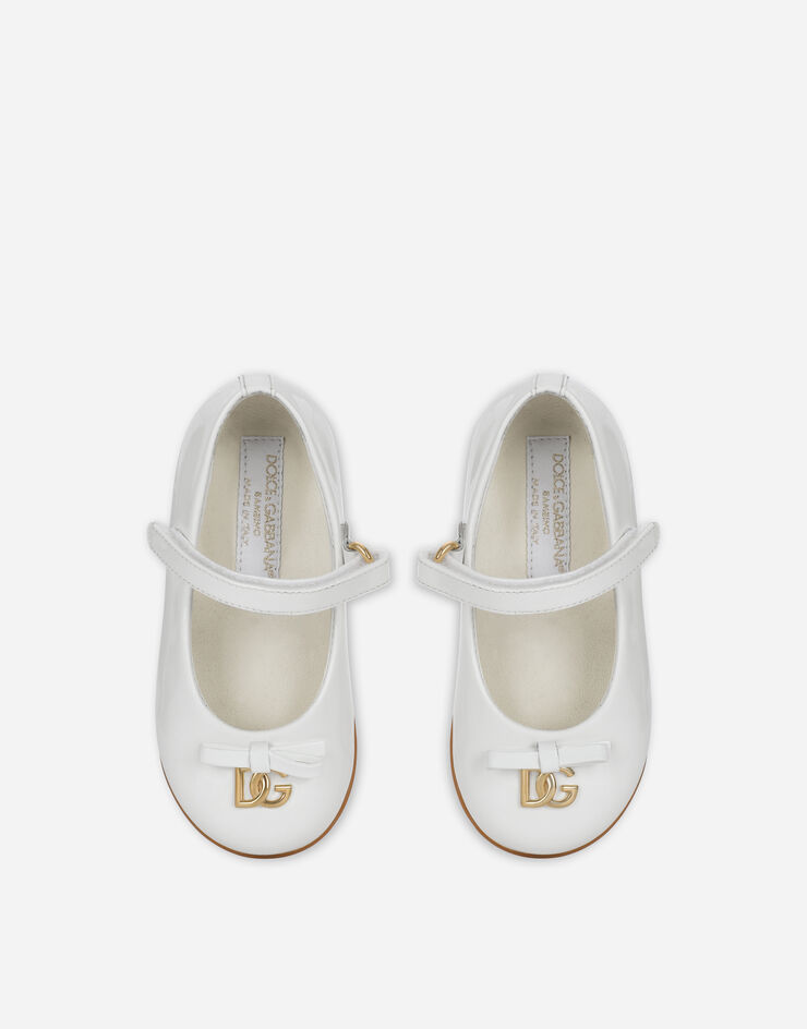 Dolce & Gabbana حذاء باليه مسطح من جلد لامع بشعار DG معدني أبيض D20081A1328