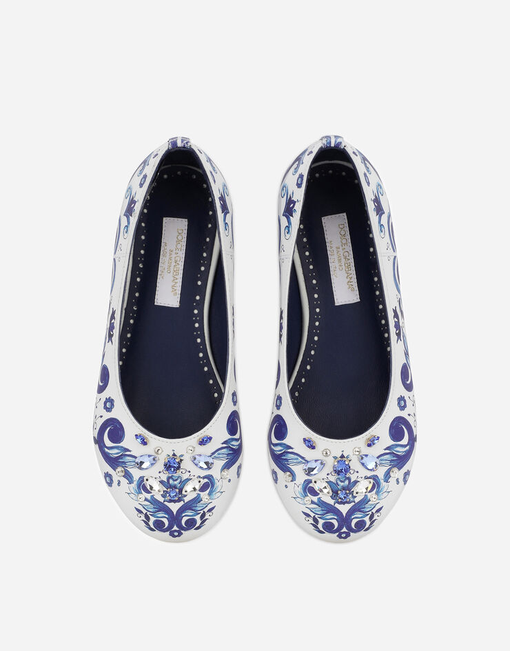 Dolce & Gabbana حذاء باليه مسطح من جلد عجل بطبعة ماجوليكا متعدد الألوان D10510AH813