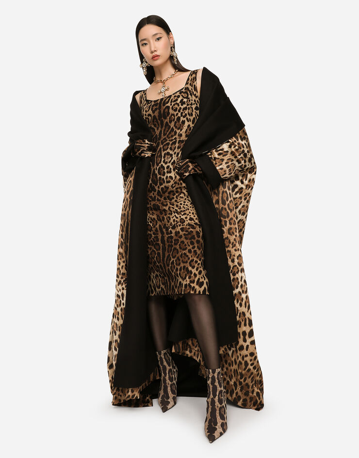 Dolce & Gabbana Robe mi-longue en charmeuse à imprimé léopard Multicolore F6F4ZTFSADD