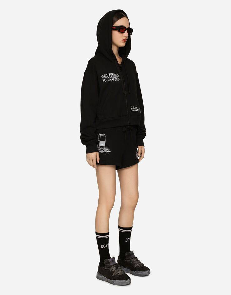 Dolce & Gabbana Shorts aus Baumwolljersey mit Print DGVIB3:<br>• Schwarz<br>• Normaler Bund mit Gummi- und Tunnelzug<br>• Seitentaschen<br>• Innenbeinlänge 5 cm bei Größe 40 IT<br>• Beinsaum 34 cm bei Größe 40 IT<br>• Das Model ist 175 cm groß und trägt Größe 40 IT<br>• Made in Italy DGVIB3 Schwarz FT003TG7K6X