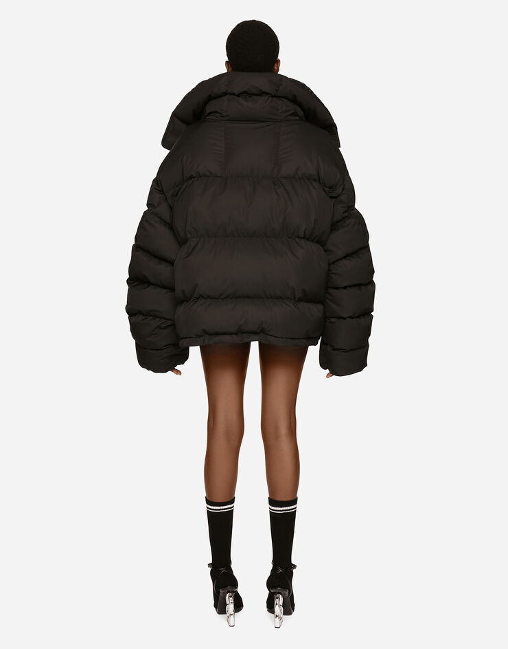 Dolce & Gabbana Wattierte Steppjacke mit hohem Kragen aus Nylon:<br>• Schwarz<br>• Hoher Kragen<br>• Lange Ärmel<br>• Taschen vorne mit Reißverschluss <br>• Mit Wattierung<br>• Nylonfutter<br>• Verschluss vorn mit Reißverschluss <br>• Der Artikel hat bei Größe 40 IT eine Länge von 66 cm ab der hinteren Mitte<br>• Das Model ist 175 cm groß und trägt Größe 54 IT <br>• Made in Italy DGVIB3 Schwarz F9R72ZGH095