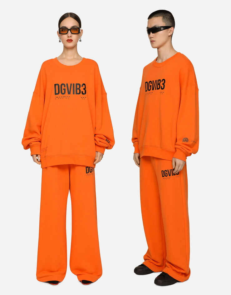 Dolce & Gabbana Jogginghose mit weitem Bein aus Baumwolljersey mit Print DGVIB3:<br>• Orange<br>• Gerippter Bund mit Gummizug<br>• Taschen an den Seiten<br>• Tasche hinten<br>• Innenbeinlänge 83 cm bei Größe S <br>• Beinsaum 26 cm bei Größe S <br>• Das Model ist 175 cm groß und trägt Größe M IT<br>• Made in Italy Orange FT006TG7K3G