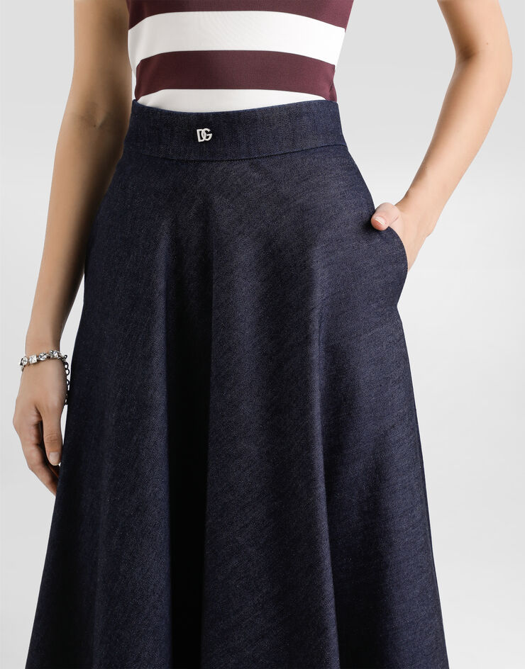 Dolce & Gabbana تنورة دائرية دنيم بطول للربلة ودبوس شعار DG متعدد الألوان F4C7ODG8MR3