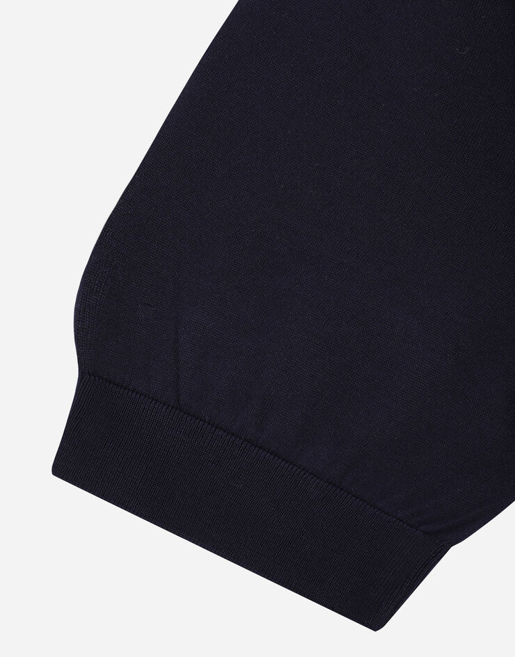Dolce & Gabbana سترة حرير بياقة دائرية وتطريز DG أزرق GXX03ZJBSF8