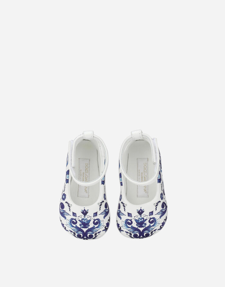 Dolce & Gabbana حذاء باليه لحديثي الولادة من جلد نابا بطبعة ماجوليكا متعدد الألوان DK0065AC513