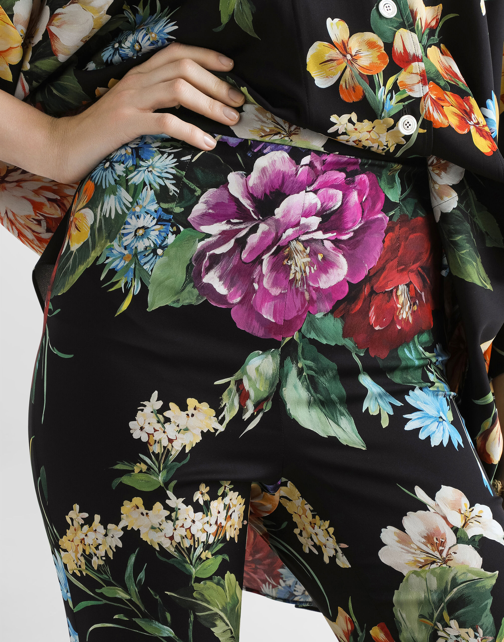 Flower bouquet-print charmeuse pants in Print for Women Flower bouquet-print charmeuse pants in Print for Women