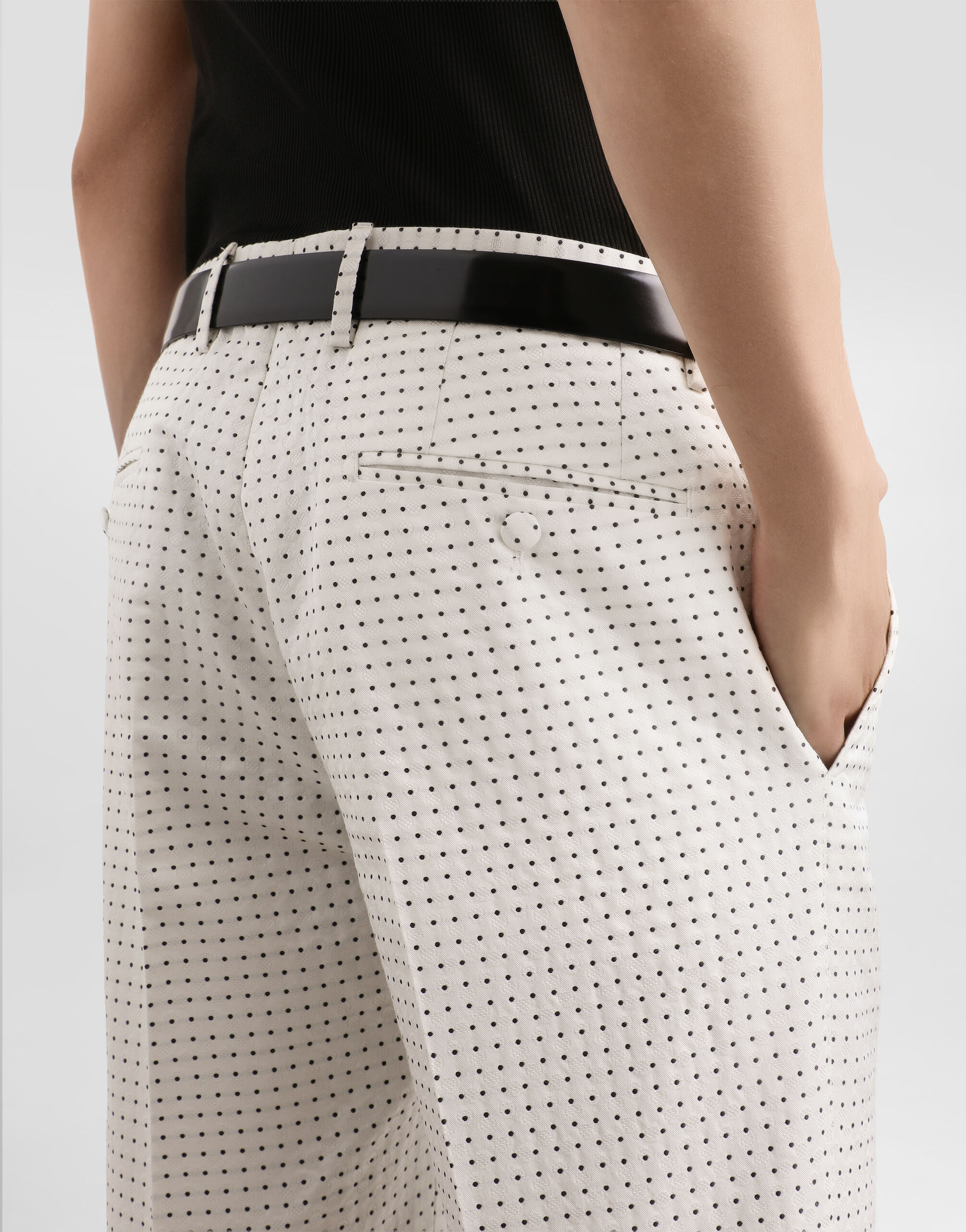 新品タグ付 DOLCE&GABBANA ドット柄 ロゴタグ付き ストレッチパンツ Multicolorのメンズ Micro pattern jacquard trousers | Dolce&Gabbana®