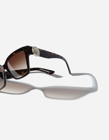 Dolce & Gabbana نظارة شمسية DG Precious بني VG447AVP213