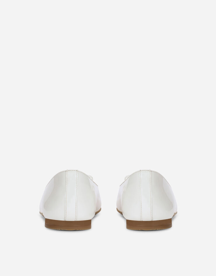Dolce & Gabbana حذاء باليه مسطح من جلد لامع بشعار DG معدني أبيض D11141A1328