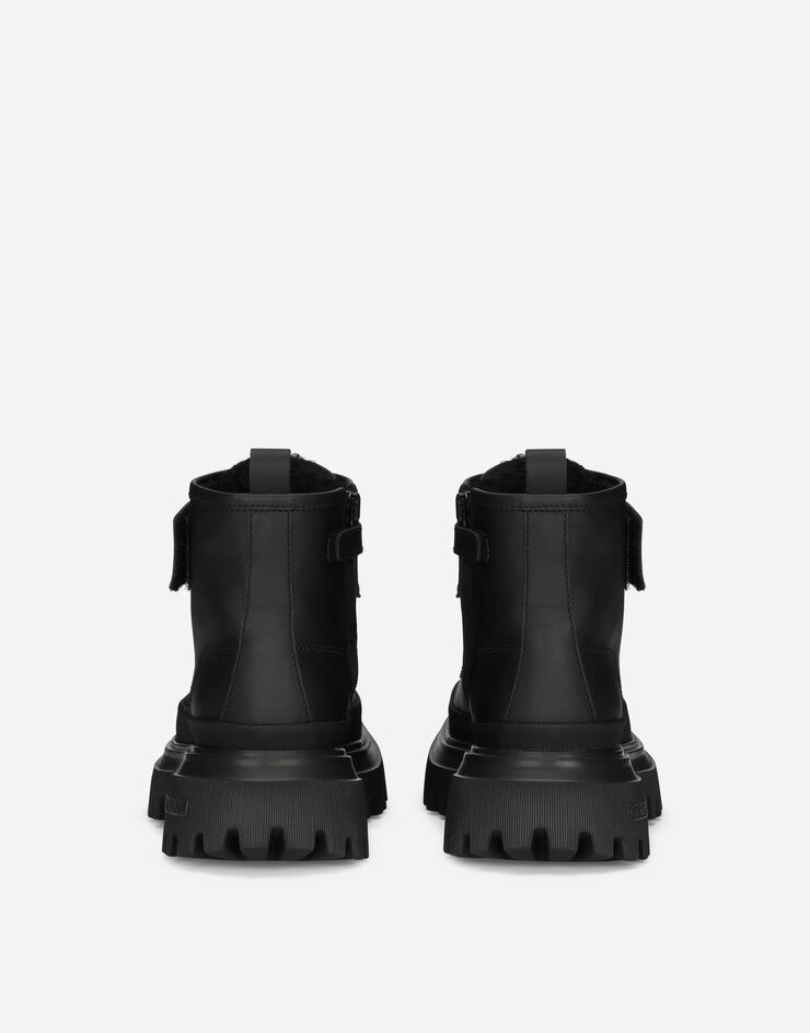 Dolce&Gabbana حذاء بوت برقبة للكاحل من جلد عجل أسود DA5155AA626
