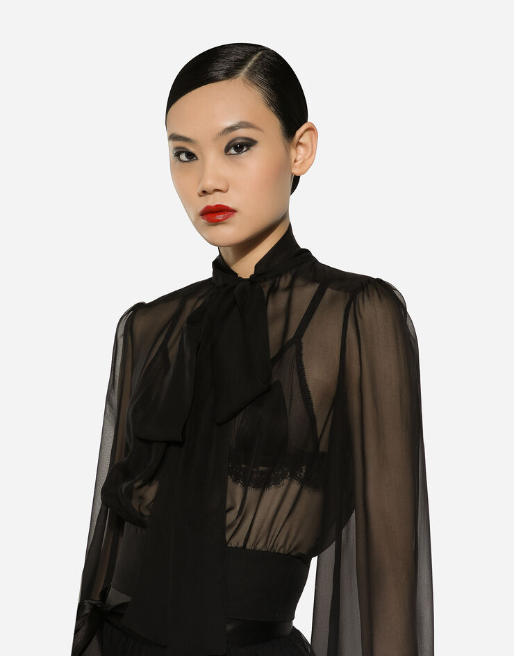 Dolce & Gabbana Kurze Bluse aus Seidenchiffon mit Schleife am Kragen Schwarz F7AE5TFU1AT