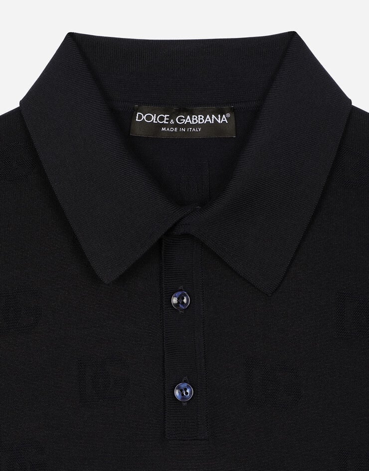 Dolce & Gabbana قميص بولو حرير بتطريز شعار DG عليه بالكامل أزرق GXZ15TJAST6