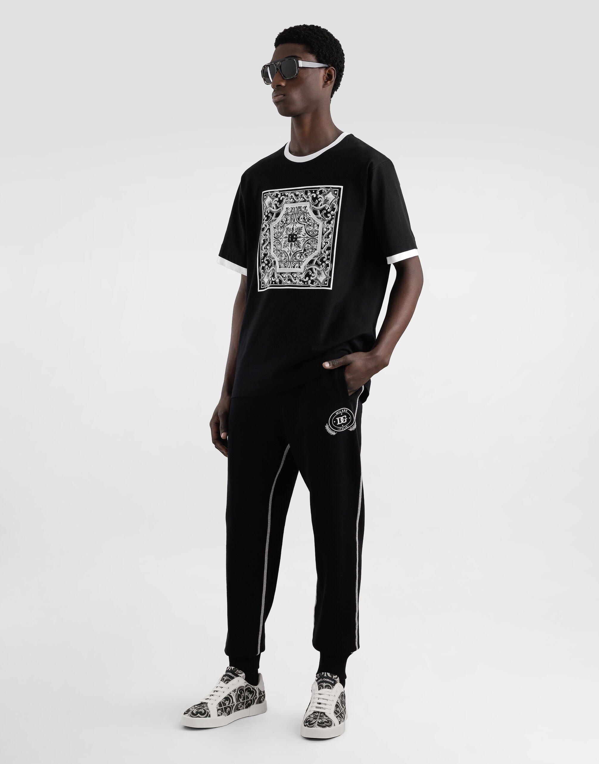 Dolce&Gabbana(ドルチェ＆ガッバーナ)DGエンブロイダリーTシャツ ブラックのメンズ Tシャツ コットン DGエンブロイダリー