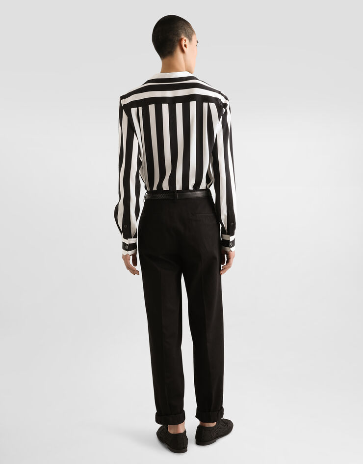 Dolce & Gabbana Langarmhemd mit V-Ausschnitt aus Seidencharmeuse Mehrfarbig G5MX5TFSA5W