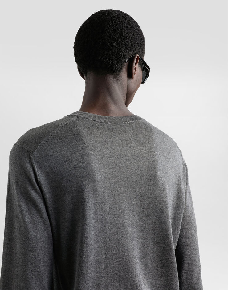 Dolce & Gabbana Maglia girocollo in seta ricamo DG Grigio GXX02ZJBSK3