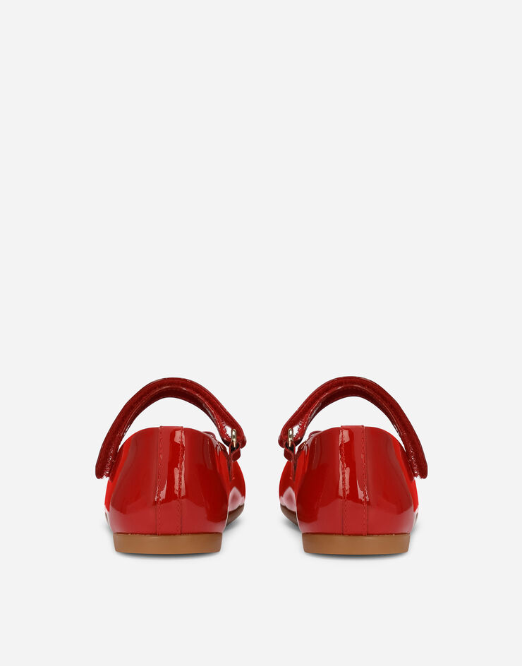 Dolce & Gabbana حذاء باليه مسطح من جلد لامع بشعار DG معدني أحمر D20081A1328