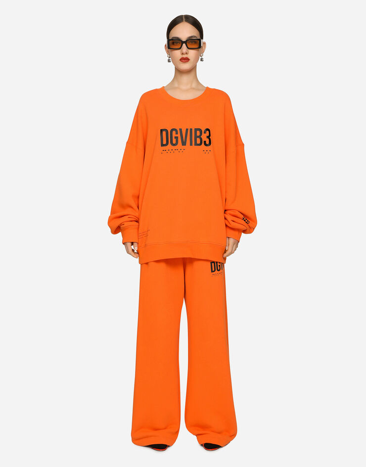 Dolce & Gabbana Jogginghose mit weitem Bein aus Baumwolljersey mit Print DGVIB3:<br>• Orange<br>• Gerippter Bund mit Gummizug<br>• Taschen an den Seiten<br>• Tasche hinten<br>• Innenbeinlänge 83 cm bei Größe S <br>• Beinsaum 26 cm bei Größe S <br>• Das Model ist 175 cm groß und trägt Größe M IT<br>• Made in Italy Orange FT006TG7K3G