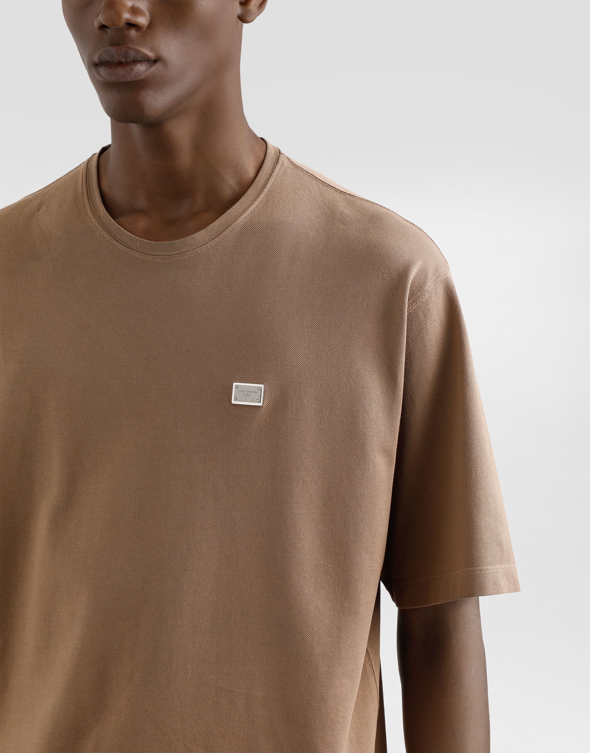 Tシャツ・カットソー DOLCE & GABBANA Men T-shirt Brown G8SE3TFU7EN M0672 Cotton T-shirt with tag in Brown for Men | Dolce&Gabbana®