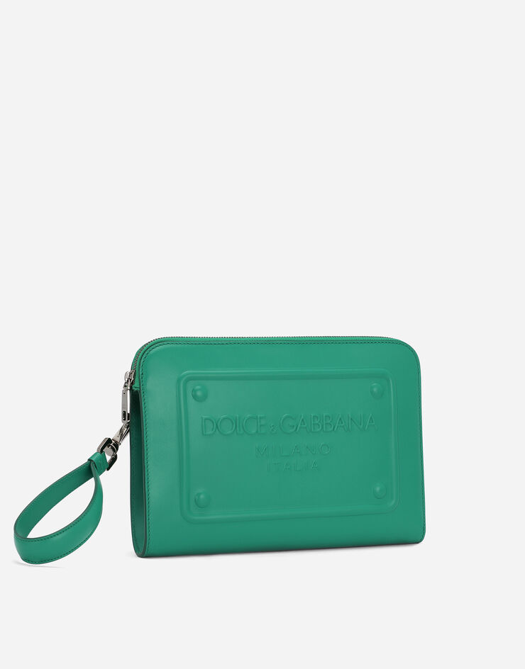 Dolce & Gabbana حقيبة باوتش صغيرة من جلد عجل بشعار بارز أخضر BM1751AG218