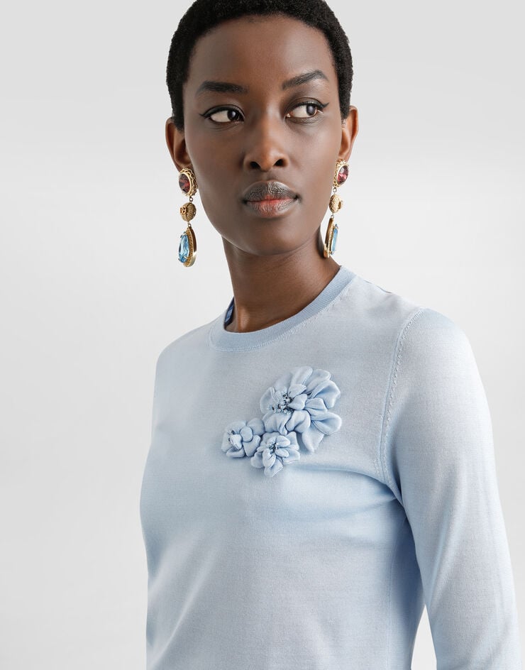 Dolce & Gabbana Pullover in seta con broche fiore Azzurro FXX48ZJBSO1