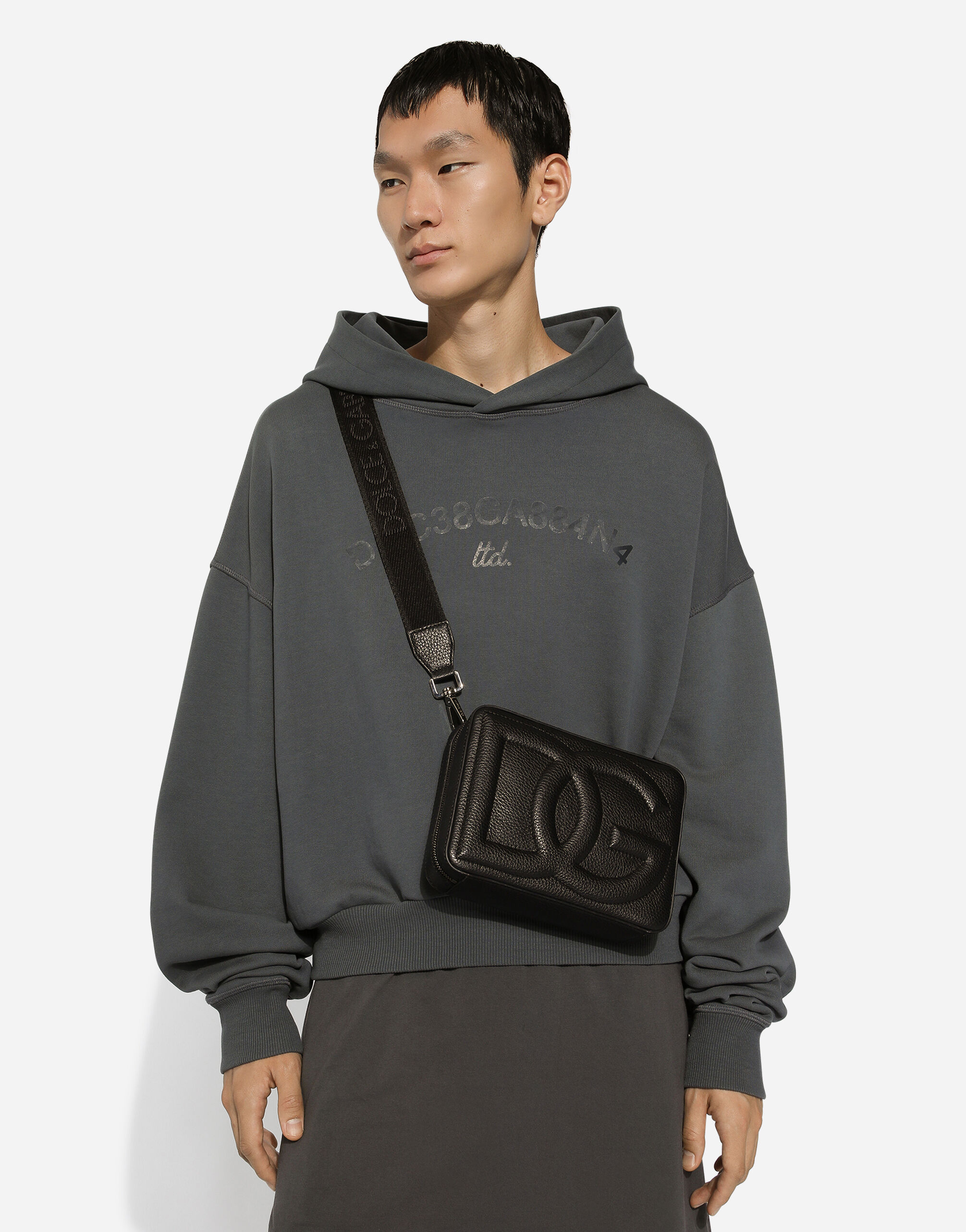 Dolce & Gabbana DGロゴバッグ カメラバッグ&カードケース ブラックのメンズ Medium DG Logo camera bag | Dolce&Gabbana®