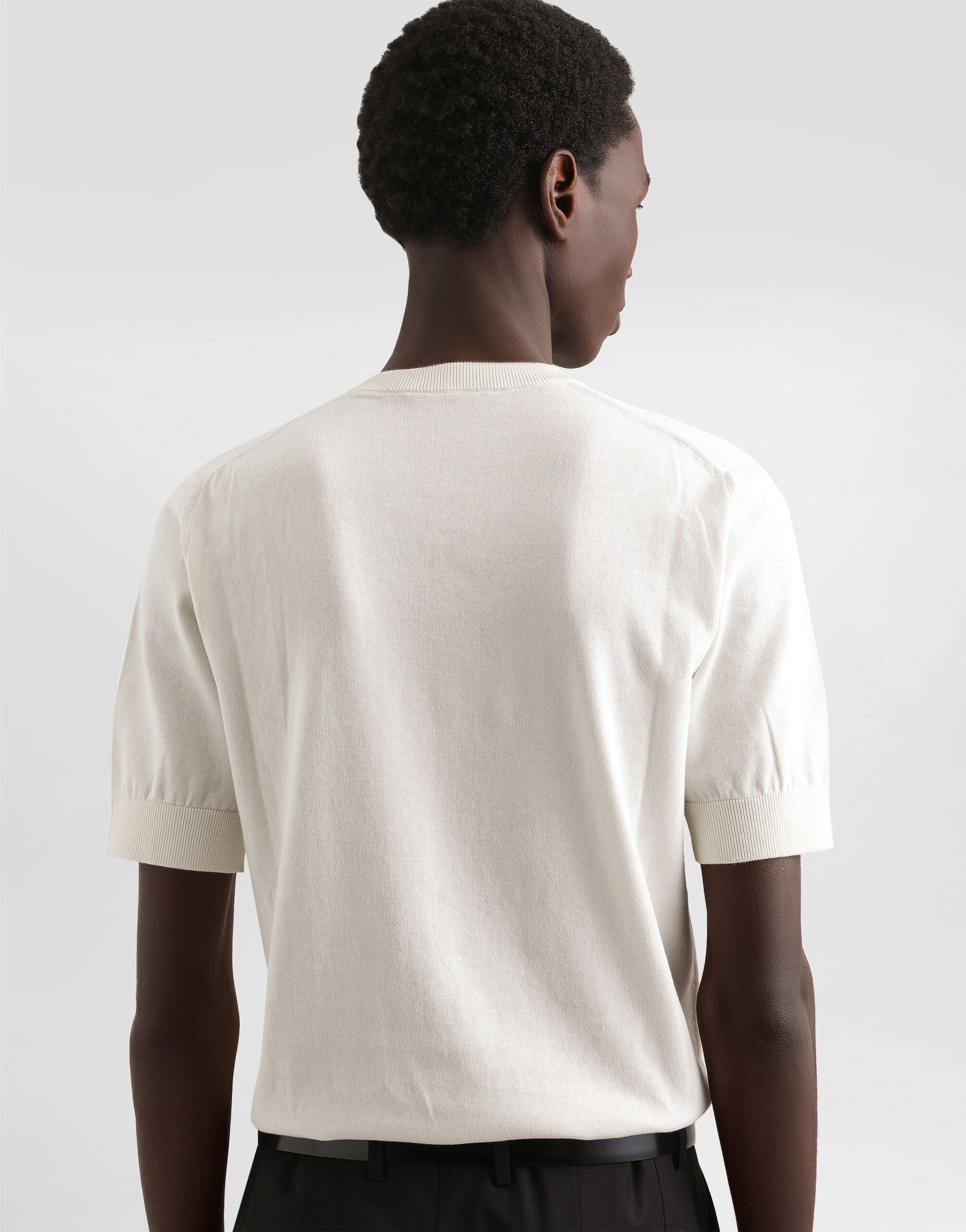ホワイトのメンズ ロゴプレート コットン ラウンドネック セーター