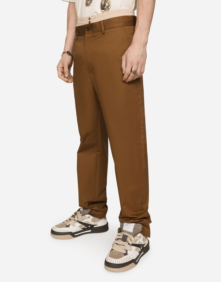 Dolce&Gabbana Pantalón de gabardina elástica con etiqueta con logotipo Marrón GV5ZHTFUFML