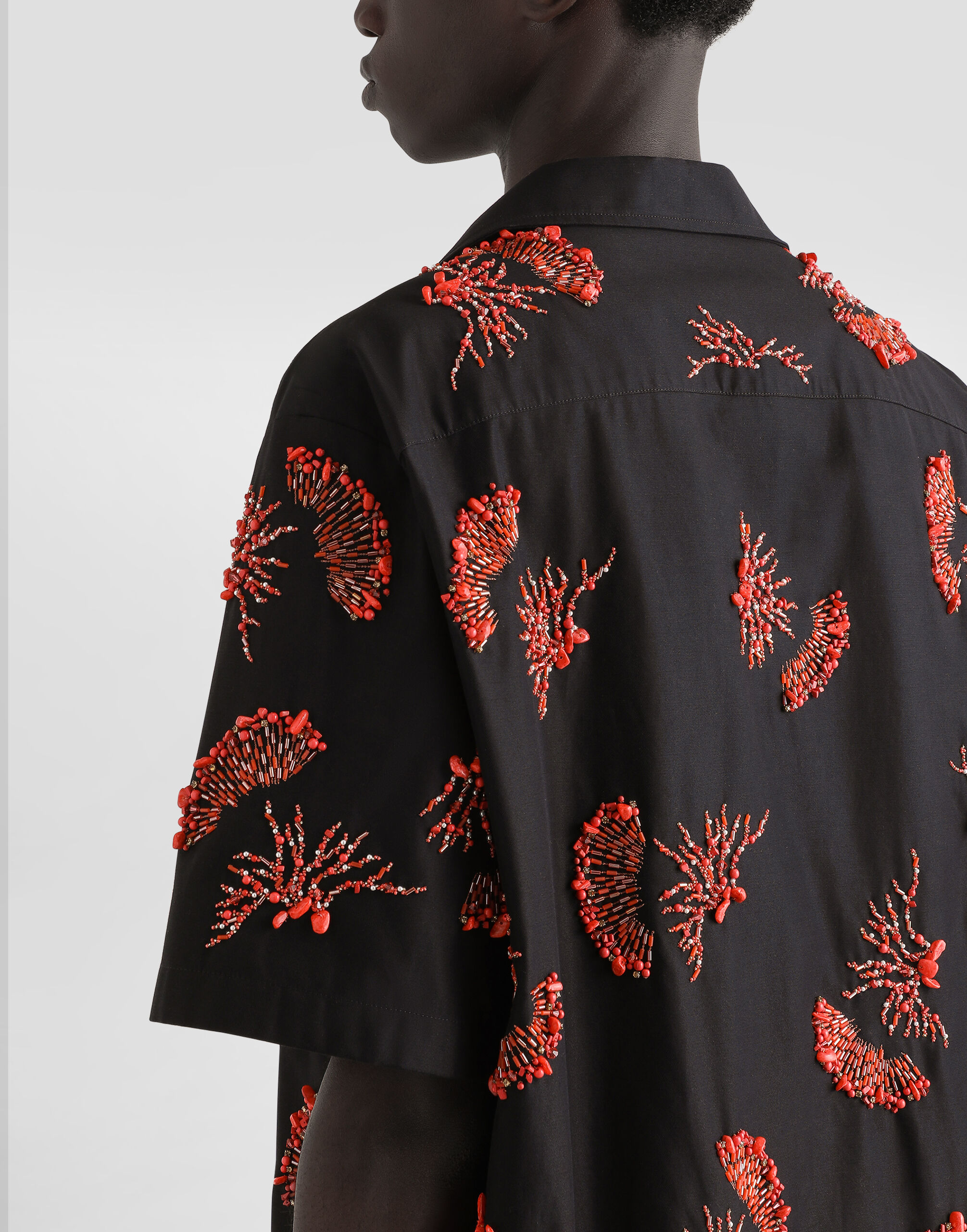 Short-sleeved cotton shirt with coral embroidery in Black for Men