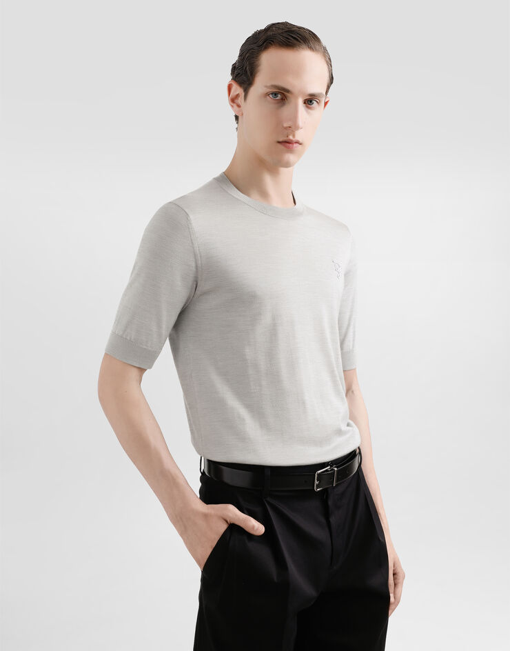 Dolce & Gabbana Jersey de cuello redondo de seda con bordado DG Gris GXX03ZJBSK3