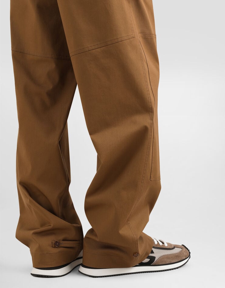 Dolce & Gabbana Cargohose aus Baumwolle mit Plakette Braun GP0RSTFUFL3